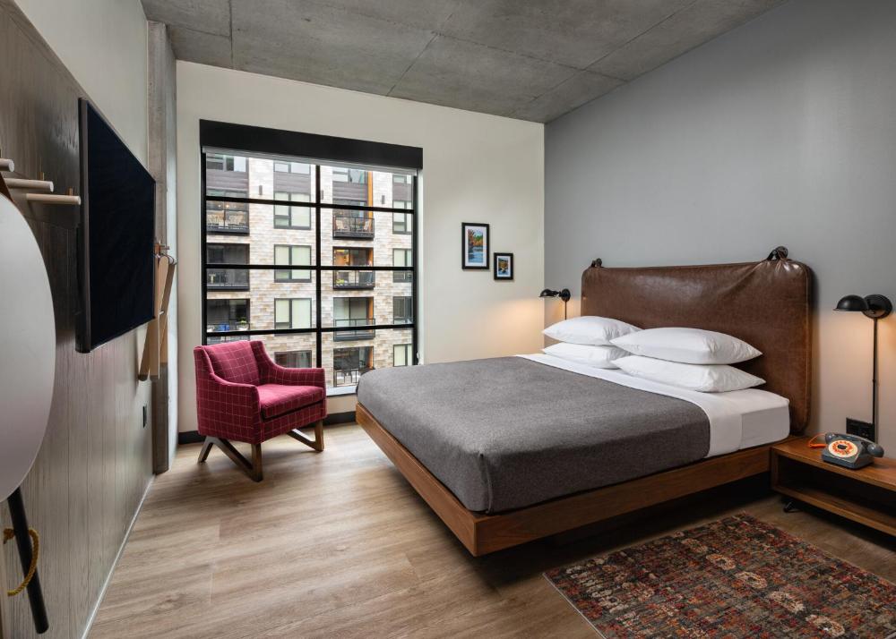 Guest room, 1 King, City view interior