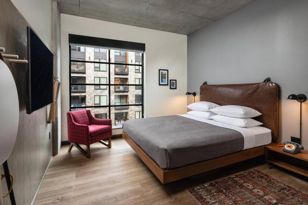 King Room with Roll-In Shower and City View - Mobility Accessible interior